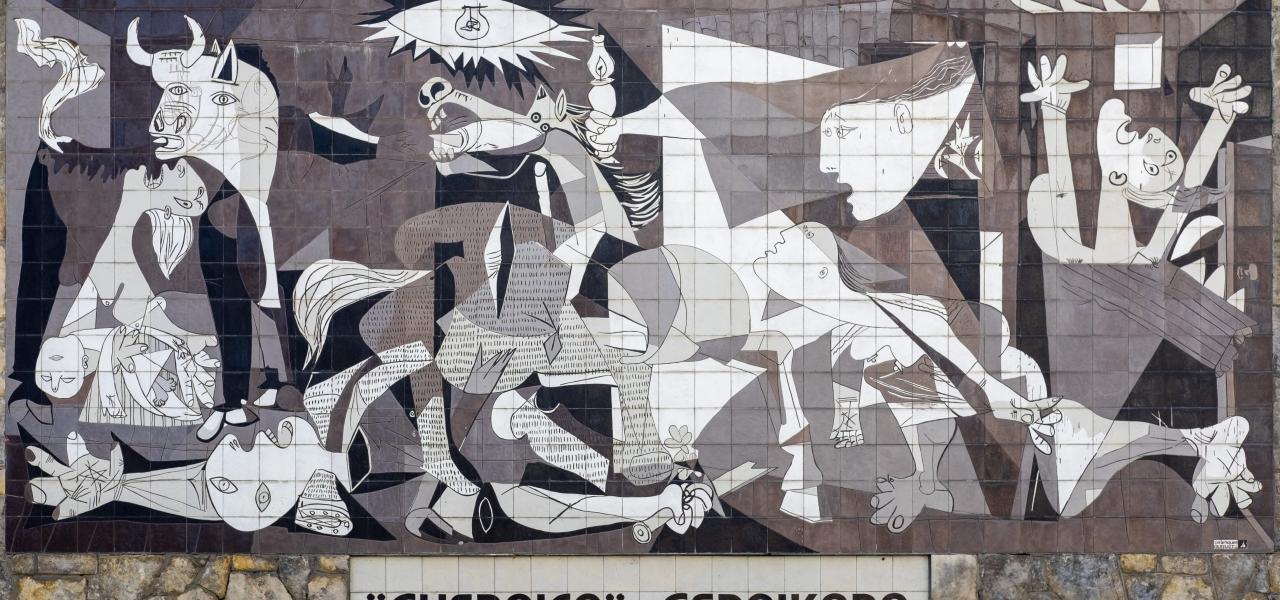 Guernica mural in Gernika - Photo: Jules Verne Times Two / julesvernex2.com / CC-BY-SA-4.0